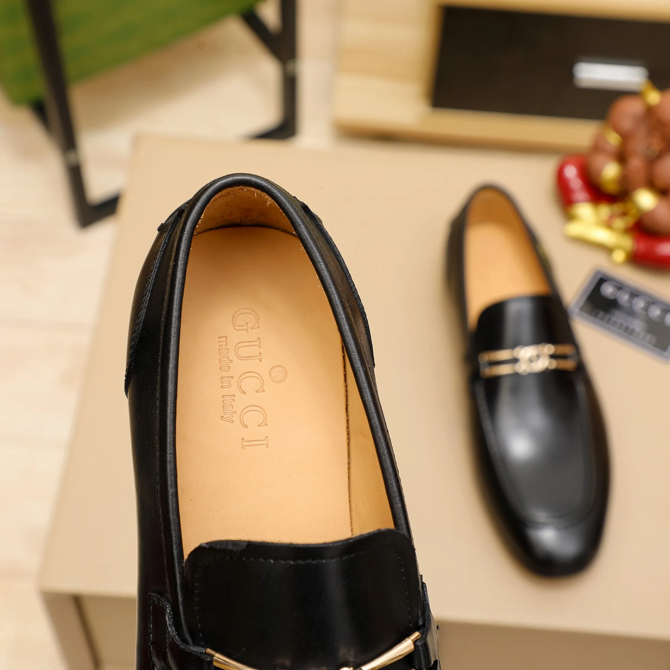 p480 GUCCI 2021 men’s latest casual leather shoes👞! Available at counters simultaneously! A one-to-one replica of the original. All imported top layer calfskin. The interior is made of top-grade cowhide, and the original factory-supplied rubber outsole is used. Leading new fashion concepts. Black, brown, matching sizes: 38-45
